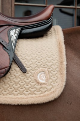 Kentucky Schabracke mit Kunstfell Rand Dressur Beige