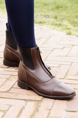 Braune Lederstiefelette mit Reißverschluss vorne von Dyon